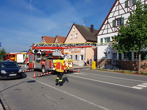 Drehleiterrettung auf der Hauptstraße