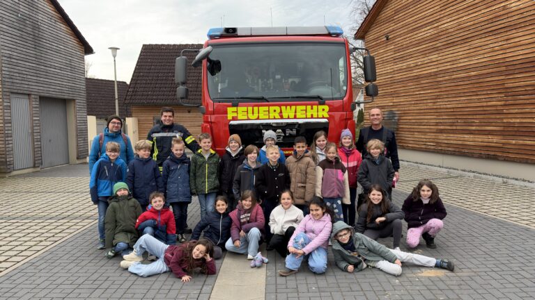 Drei Klassen der Waldschule bei der Feuerwehr