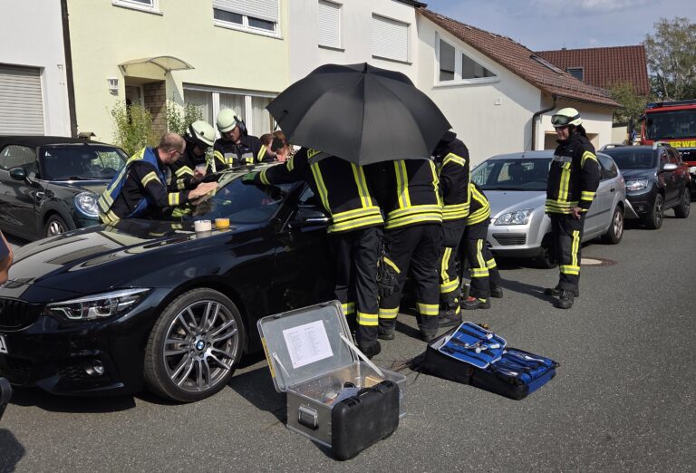 Kleinkind aus versperrtem Fahrzeug gerettet